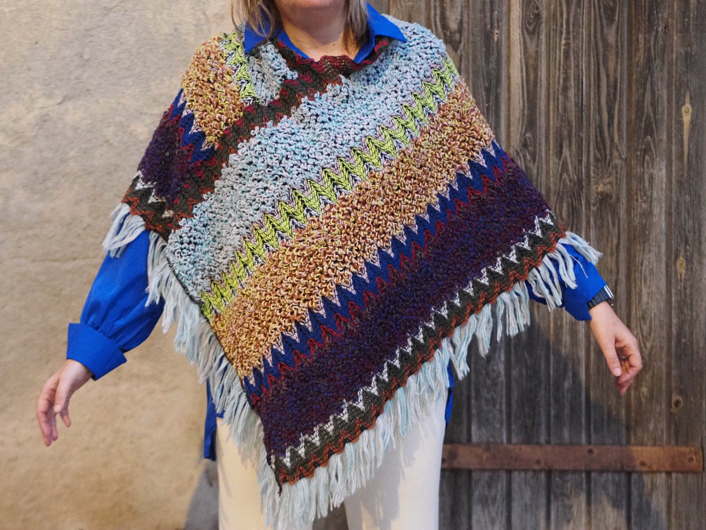 Poncho Cerrado Flecos Estampado Zig Zag