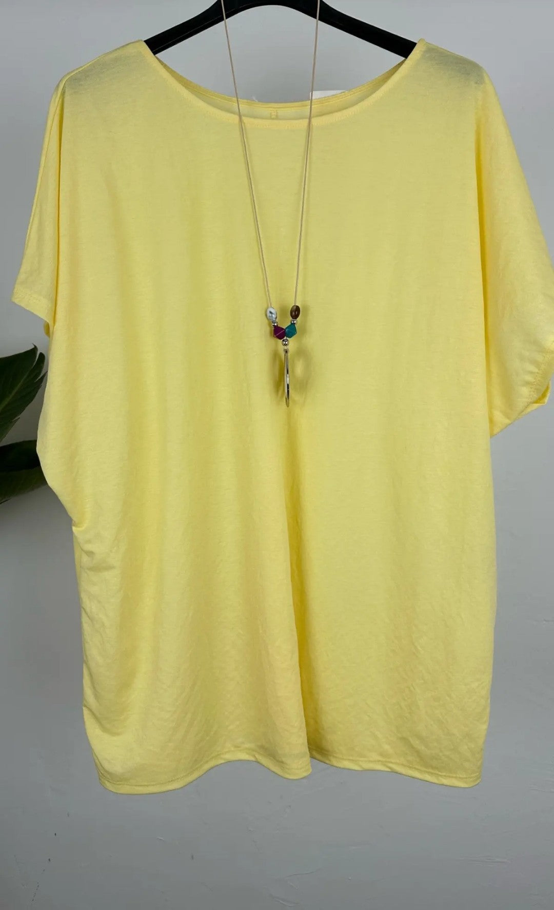 Camiseta básica curvy - amarillo, blanco y negro