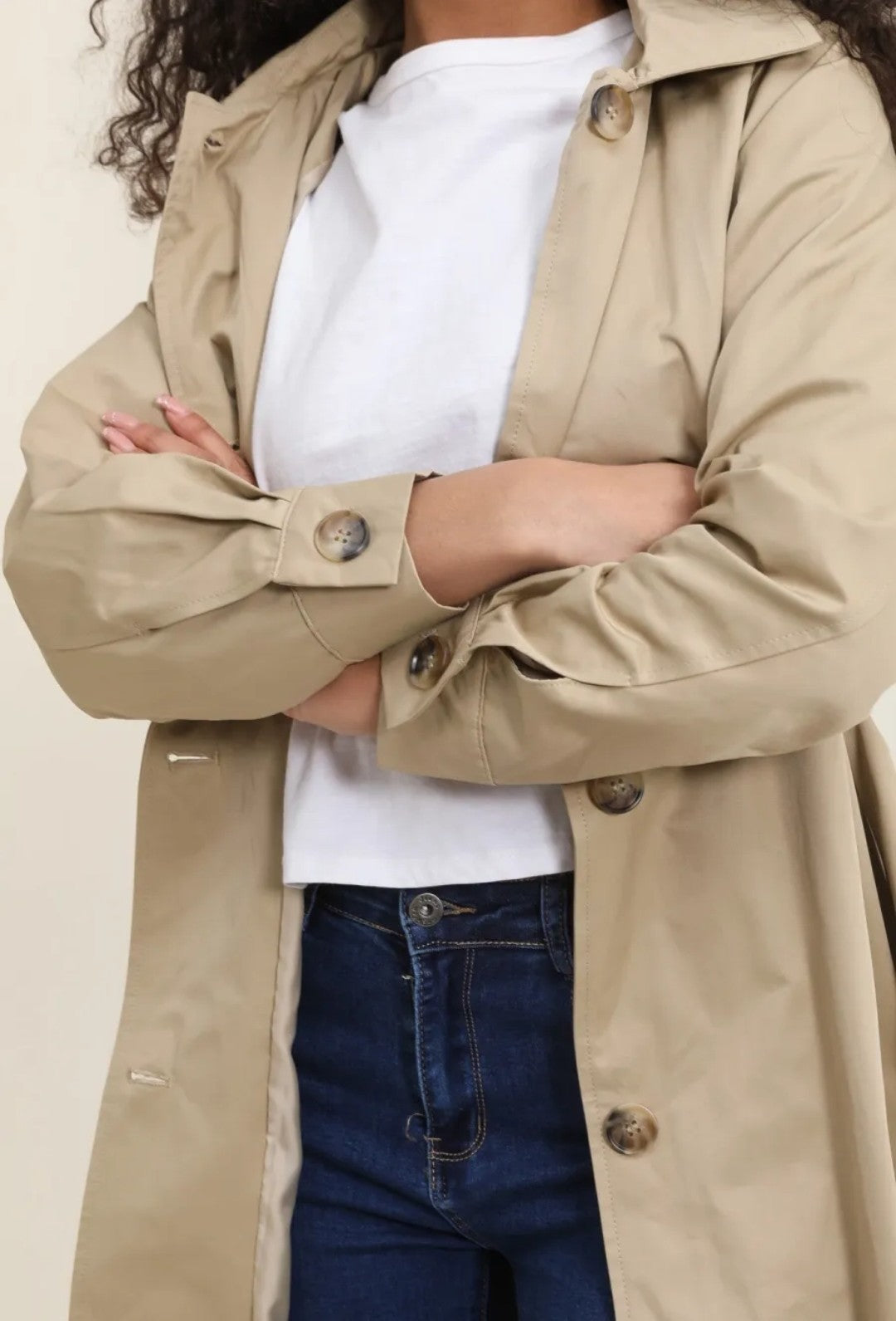 Trench largo con capucha